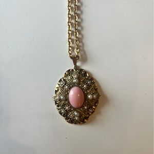 Vintage 1970s AVON pendant amulet necklace